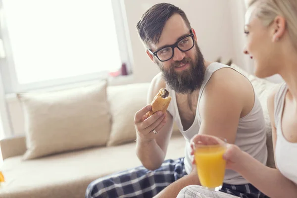Par Kjærlighet Sittende Sofaen Stuen Iført Pyjamas Etter Stått Opp – stockfoto