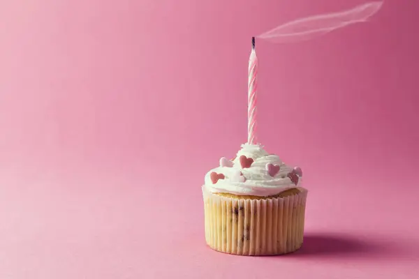 Een Mooi Versierde Muffin Met Room Hagelslag Verjaardagskaars Geïsoleerd Roze — Stockfoto