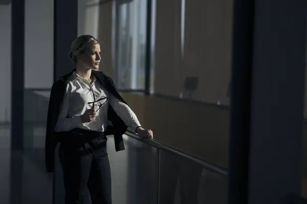 Femme Affaires Forte Confiante Debout Dans Couloir Immeuble Bureaux — Photo