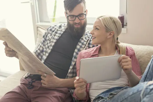 Young Couple Love Sitting Couch Apartment Enjoying Free Time Reading — Stock Photo, Image