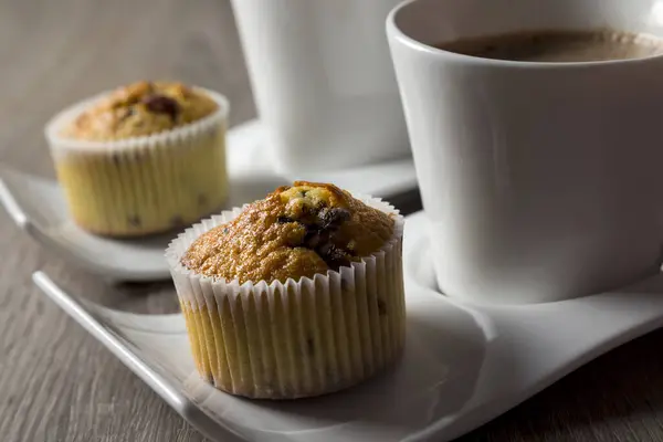 Duas Xícaras Café Pratos Lado Chocolate Esmaga Muffins Uma Mesa — Fotografia de Stock