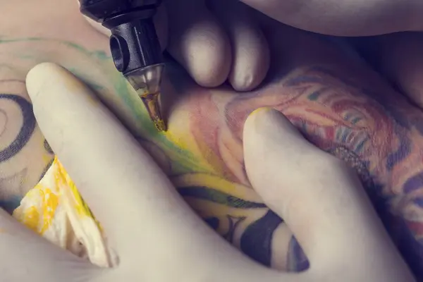 Male Tattoo Artist Showing Process Making Tattoo Arm Colorful Tattoo — Stock Photo, Image