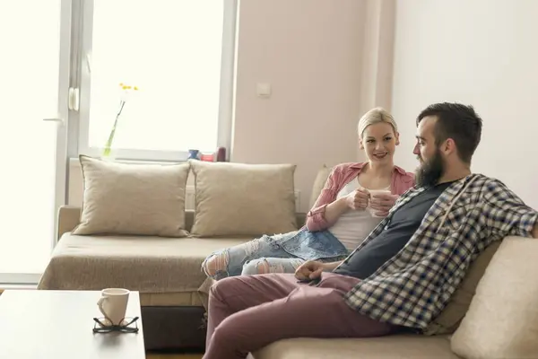 Verliebte Paare Genießen Ihre Freizeit Sitzen Auf Einer Couch Fenster — Stockfoto