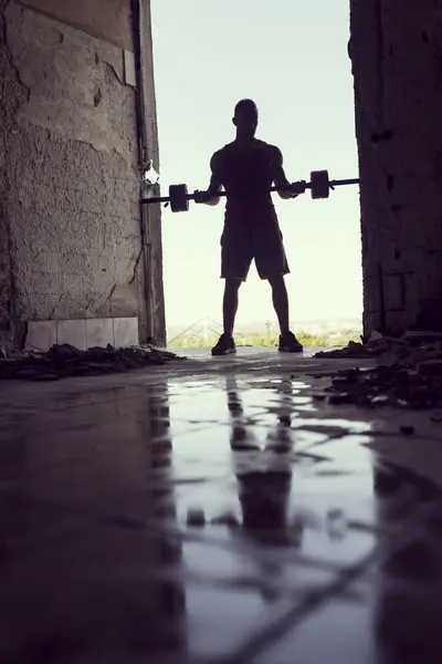 Gespierd Atletisch Gebouwd Jonge Atleet Tillen Gewichten Een Ruïne Gebouw — Stockfoto