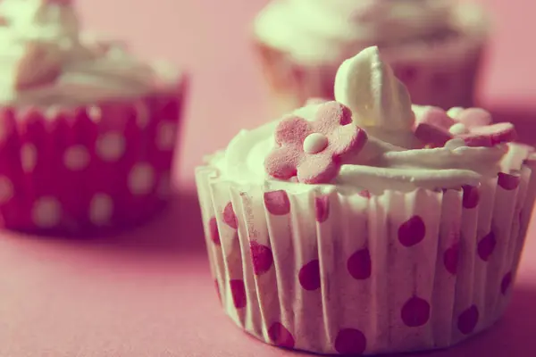 Primer Plano Unos Cupcakes Bien Decorados Aislados Sobre Fondo Rosa — Foto de Stock