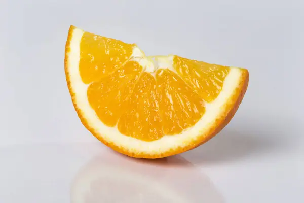 Studioaufnahme Einer Orangenscheibe Isoliert Auf Grauem Hintergrund Alles Fokus — Stockfoto