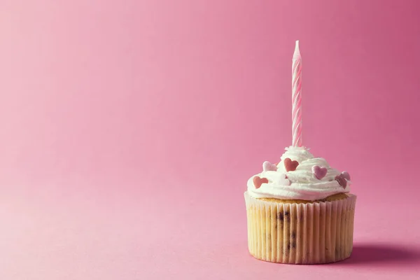 Muffin Ben Decorato Con Crema Spruzzi Candela Compleanno Isolato Sfondo — Foto Stock