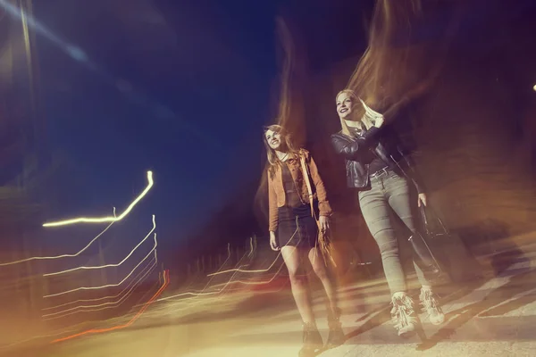 Duas Meninas Andando Pelas Ruas Cidade Prontas Para Uma Noite — Fotografia de Stock