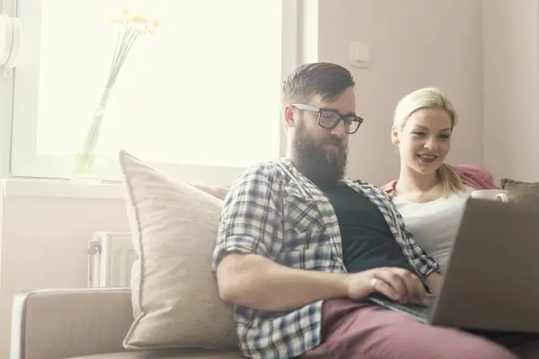 Young Couple Love Sitting Couch Apartment Relaxing Surfing Web — Stock Photo, Image