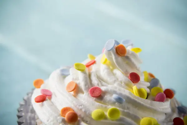 Een Mooi Versierde Muffin Met Crème Kleurrijke Hagelslag Geplaatst Lichtblauwe — Stockfoto