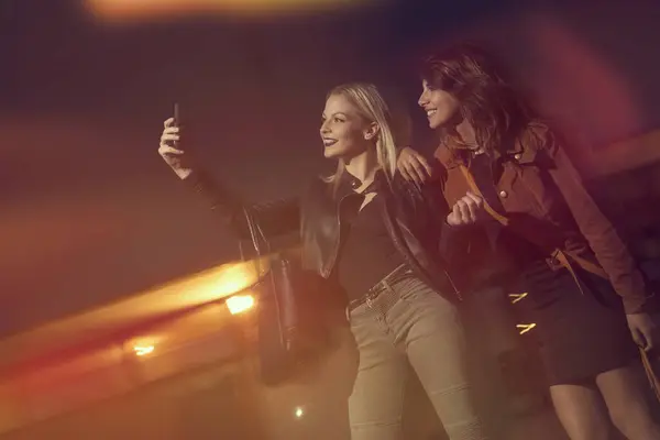 Two Beautiful Girls Taking Night Lights Selfie Street Going Out — Stock Photo, Image