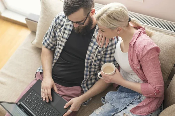 Young Couple Love Resting Couch Next Window Surfing Web Laptop — Stock Photo, Image