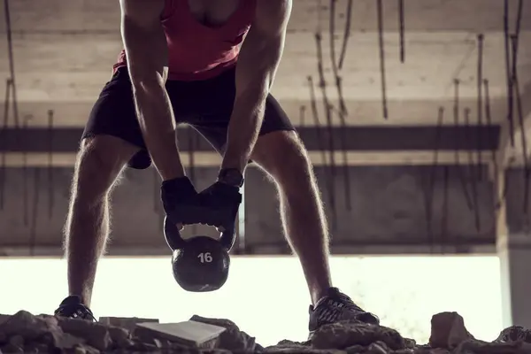 Primer Plano Joven Atleta Musculoso Haciendo Ejercicio Levantando Peso Kettlebell —  Fotos de Stock