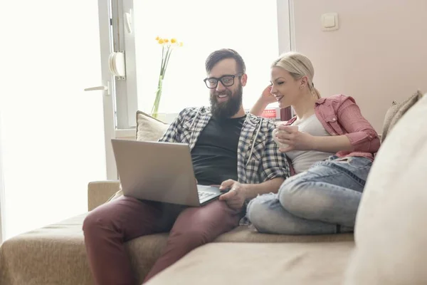 Young Couple Love Resting Couch Next Window Surfing Web Laptop — Stock Photo, Image