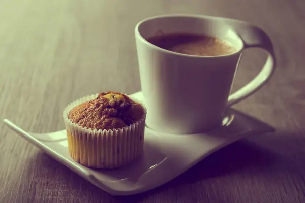 Tazza Caffè Piatto Accanto Muffin Crocchette Cioccolato Tavolo Legno — Foto Stock