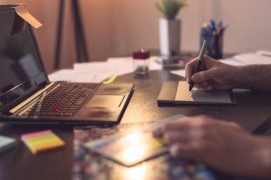 Renk paletinden renk seçen bir grafik tasarımcısının ayrıntıları. Kalemin ucuna odaklan.