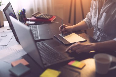 Tasarımcıların elinde kalemle grafik tahtaya çizimlerinin ayrıntıları. Elinde kalem tutan ele odaklan.