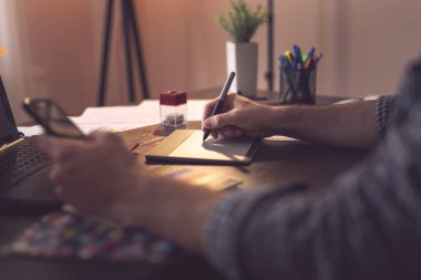 Tasarımcının ellerinin çizim tahtası kullanarak ve renk paletinden bir renk seçerek çiziminin ayrıntıları