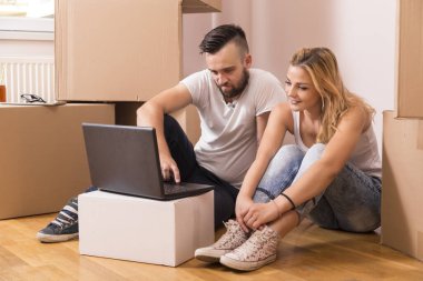 Birbirine aşık genç bir çift yeni evlerinin zemininde oturmuş, yeniden dekore etmeyi planlıyor, dizüstü bilgisayarında internette gezinen fikirler buluyor.