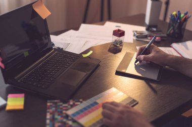 Renk paletinden renk seçen bir grafik tasarımcısının ayrıntıları. Kalemin ucuna odaklan.