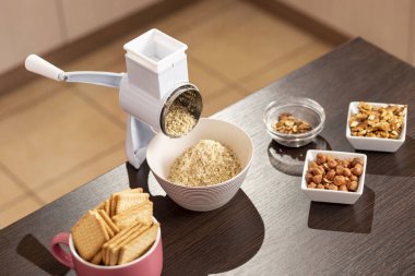 Mutfak tezgahına yerleştirilmiş ceviz öğütücüsünün yüksek açılı görüntüsü. Öğütme makinesine odaklan