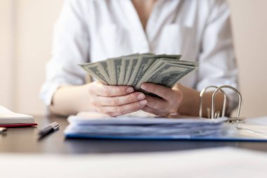 İş kadınının ellerinin sözleşmeleri incelerken rüşvet aldığı dosyanın ayrıntıları