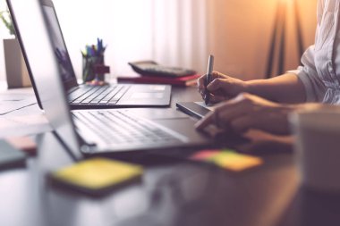 Tasarımcıların elinde kalemle grafik tahtaya çizimlerinin ayrıntıları. Kalemin ucuna ve parmaklarına odaklan.