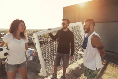 Bir grup genç arkadaş bir futbol maçı için hazırlanıyor. Ortadaki adama odaklan.