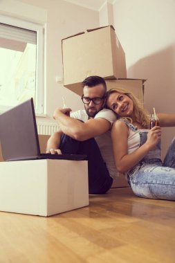 Birbirine aşık genç bir çift yeni dairelerinin zemininde oturmuş, yeniden dekore etmeyi ve meyve suyu içmeyi planlıyorlar.