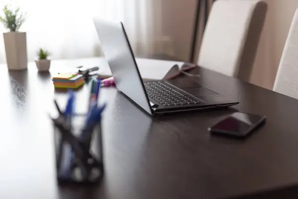 Detail Eines Schreibtisches Mit Laptop Smartphone Und Planer Home Office — Stockfoto