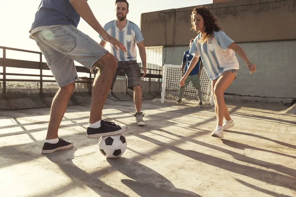 Jóvenes Amigos Vistiendo Camisetas Divirtiéndose Jugando Fútbol Una Terraza Azotea —  Fotos de Stock