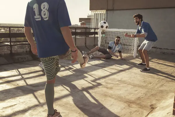 Группа Молодых Друзей Веселится Играя Футбол Крыше Здания Выигрывая Команду — стоковое фото