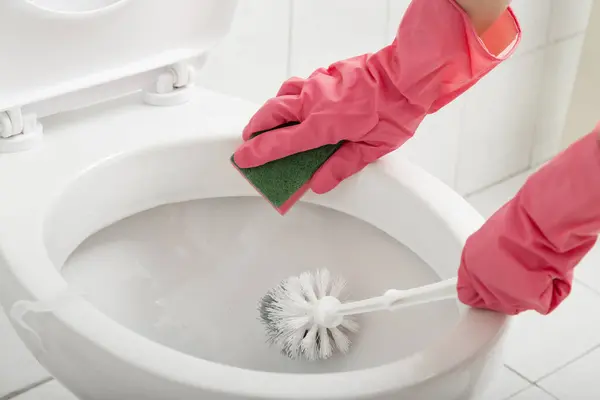 Koruyucu Eldiven Giyen Tuvaleti Sünger Fırçayla Fırçalayan Kadınların Ellerini Kapatın — Stok fotoğraf