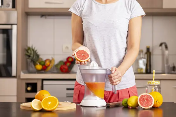 Detail Female Hands Holding Grapefruit Half Making Freshly Squeezed Mixed — Stock Photo, Image