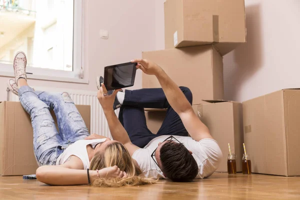 Couple Love Sitting Floor New Apartment Surrounded Cardboard Boxes Eating — Stock Photo, Image
