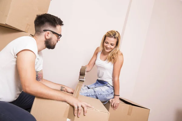 Young Girl Moving New Apartment Her Boyfriend Standing Surrounded Cardboard — Stock Photo, Image