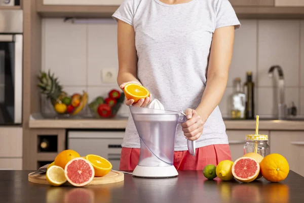 Detalj Kvinnliga Händer Som Gör Färskpressad Apelsinjuice Med Hjälp Citrusjuice — Stockfoto