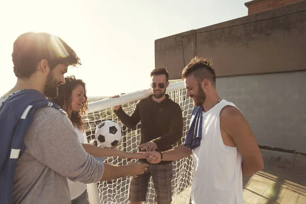 Ομάδα Φίλων Ετοιμάζεται Για Παίξει Ένα Ποδοσφαιρικό Αγώνα Στην Ταράτσα — Φωτογραφία Αρχείου