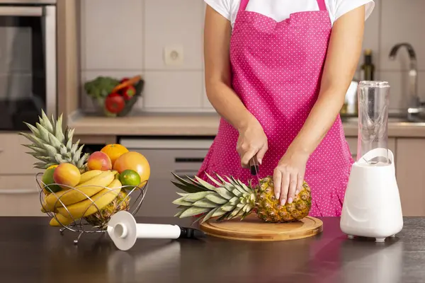 Femme Coupant Dessus Ananas Avec Couteau Cuisine Sur Une Planche — Photo