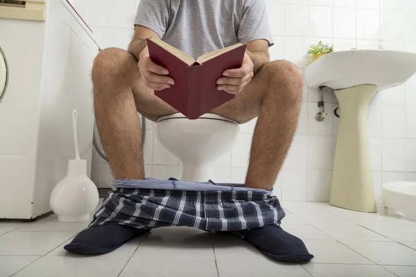 Detail Muže Sedícího Záchodě Odloženým Pyžamem Spodním Prádlem Jak Čte — Stock fotografie