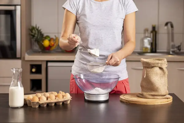 使用厨房秤测量面粉的女性手的细部 测量蛋糕配料的女性 筛选面粉 — 图库照片