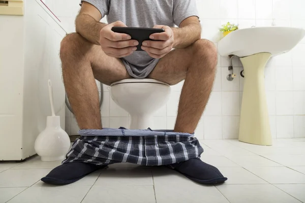 Detail Muže Sedícího Záchodě Jak Čte Noviny Chytrém Telefonu — Stock fotografie