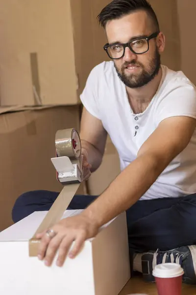 Молодий Чоловік Упаковує Речі Знімає Коробки Готуючись Виходу Квартири — стокове фото
