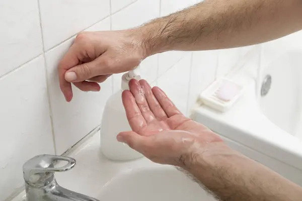 Zbliżenie Mężczyzny Myjącego Ręce Mydłem Płynie Skup Się Górnej Części — Zdjęcie stockowe