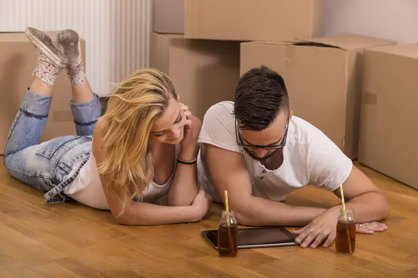 Young Couple Love Moving New Flat Lying Floor Surfing Web — Stock Photo, Image