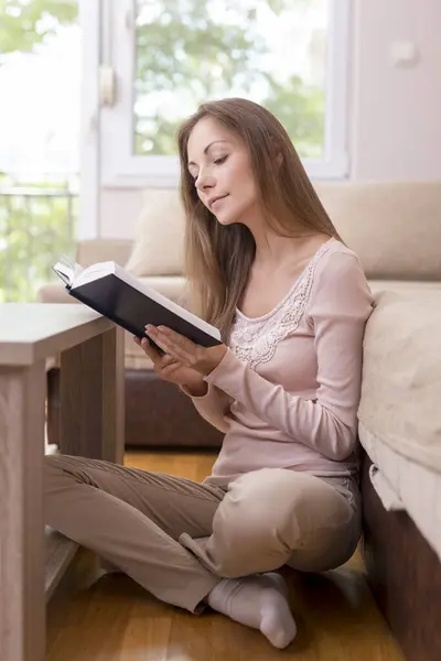 Beautiful Young Woman Sitting Living Room Floor Next Sofa Reading — Stock Photo, Image