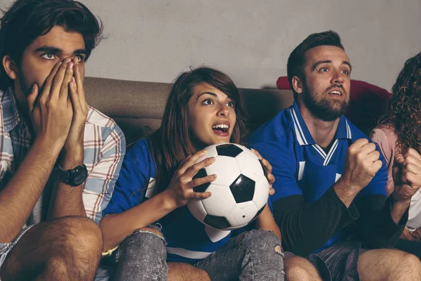 Grupp Unga Vänner Tittar Fotbollsmatch Byggnad Tak Jublar Och Skriker — Stockfoto