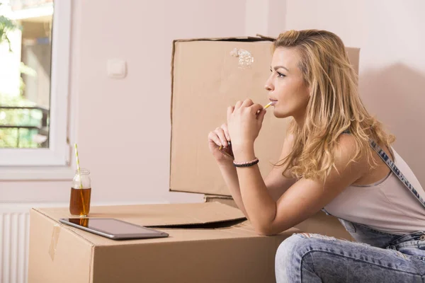 Young Girl Moving New Apartment Sitting Floor Drinking Juice Surrounded — Stock Photo, Image