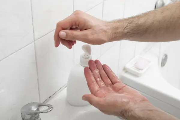 Close Man Washing Hands Using Liquid Soap Focus Top Liquid — Stock Photo, Image