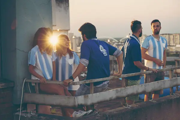 Grupo Fãs Futebol Terraço Telhado Edifício Pendurado Falando Antes Assistir — Fotografia de Stock